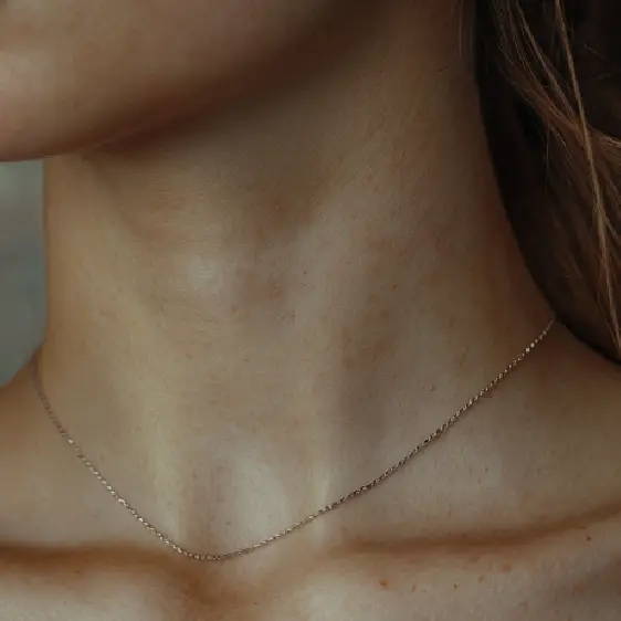 Морщины шеи: почему они случаются и как от них избавиться